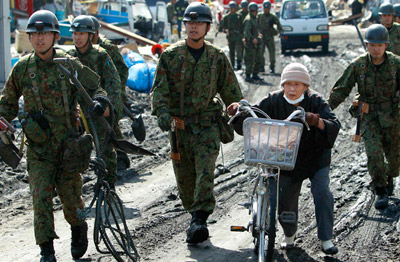 日本自卫队员在地震后救灾