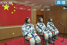 神舟九号任务：航天员手动交会对接进入天空一号，女航天员首次进入太空。