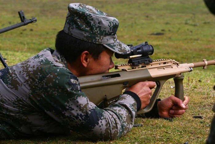 我军在澳洲与外军交换体验武器(1/12)