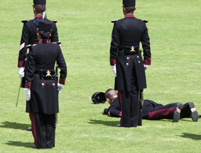 墨西哥一军校学员在欢迎仪式上晕倒