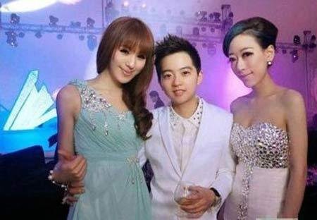 深圳顶级"富二代"张家乐和嫩模合影