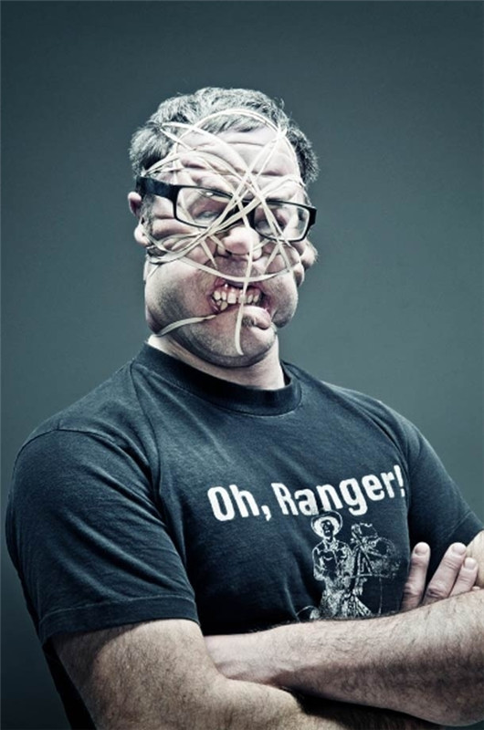 美摄影师拍创意照用绳子扭曲人脸