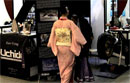 日本展厅美女穿和服迎客