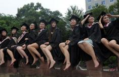 重庆大学生毕业个性留影 女生秀美腿