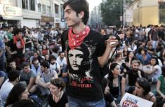 土耳其总理称赞防暴警察 大批示威者愤怒集会