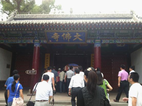 网媒记者参观大佛寺 一睹亚洲最大室内卧佛风采