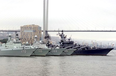 中国海军灰白色军舰填满俄军港