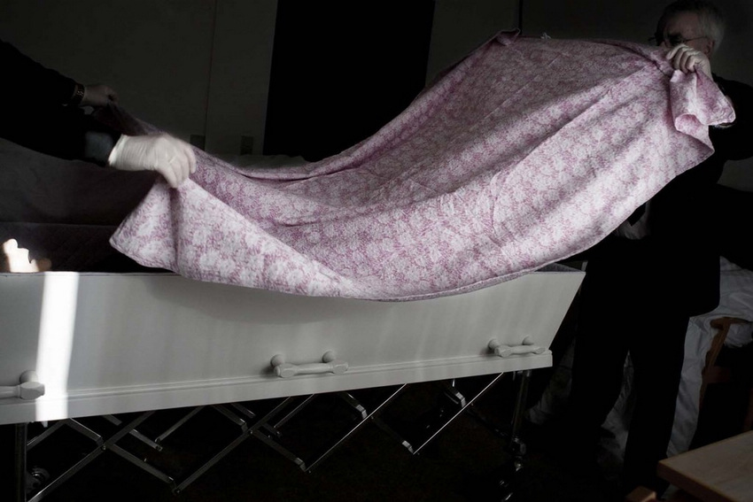 网红直播带货陷虚假宣传质疑,消费者可以索赔女遗容生前照片对比死后