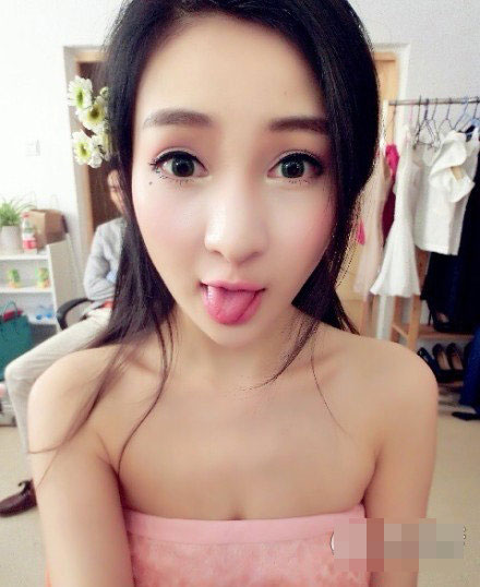 主题: 郭美美嘟嘴吐舌卖萌晒自拍 自称是公主