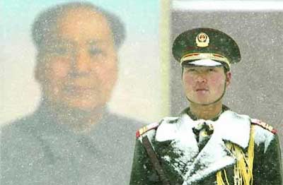 他可以拍掉他身上的积雪，但他没有