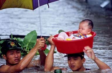 解放军手上捧起的是祖国的未来