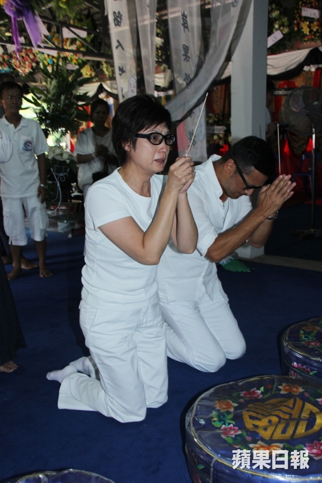 众星送别白龙王 苗侨伟戚美珍叩拜磕头痛哭