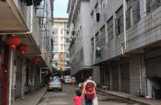 昆明城中村住房变歪楼 2000多人仍住其中