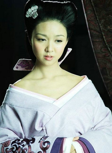 女星狐狸精造型pk:周迅性感 傅艺伟娇俏