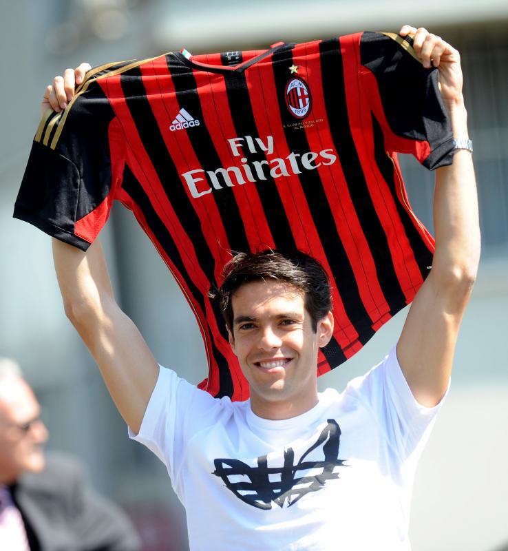 卡卡手举米兰球衣亮相 数百球迷欢迎