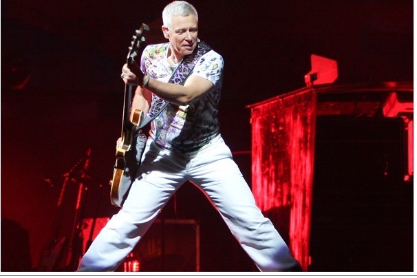 克莱顿于9月4日上午与巴西模特玛丽安娜·特谢拉在都柏林低调登记结婚