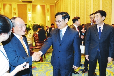 王儒林巴音朝鲁会见出席世界产业领袖大会嘉宾