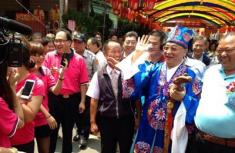 “百变市长”胡志强扮土地公逗乐全场