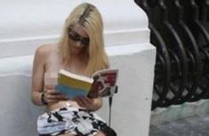 纽约女大学生街头裸胸读书 诉求裸胸合法化