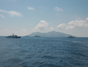 中国海警舰船被日本舰船跟踪