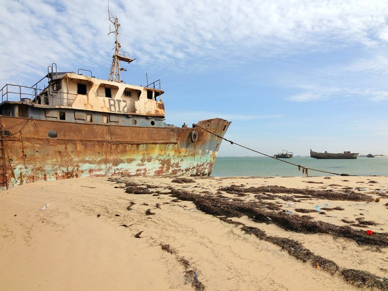 船舶墓地  毛里塔尼亚的第二大城市——努瓦迪布,是世界上最大的