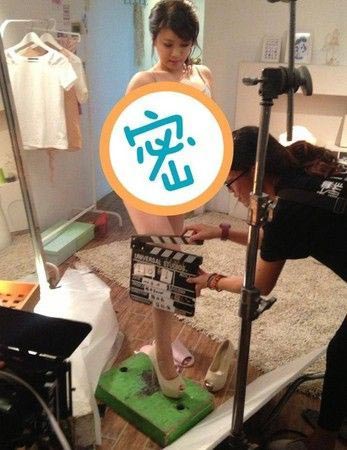 台女星自曝半裸美腿照 私密处马赛克遮羞