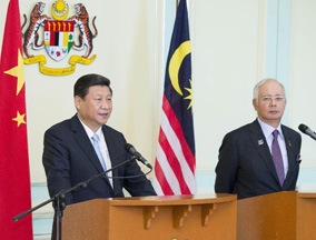 习近平与马来西亚总理纳吉布共同会见记者