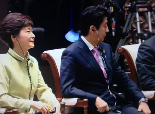 日韩首脑APEC并排坐却无话可说 安倍曾盼对话