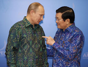 普京与阮明哲身着印尼传统服装