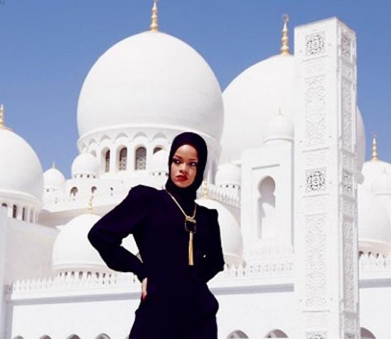 著名流行歌手蕾哈娜因在网络上上传了自己在阿联酋阿布扎比清真寺拍摄