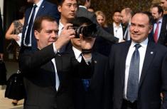 俄罗斯总理访问安徽 拿相机拍照
