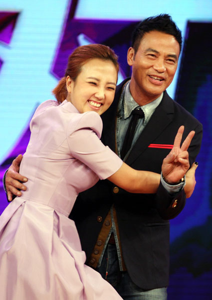 杜沁怡"考验"邵美琪普通话 爆笑"强抱"任达华