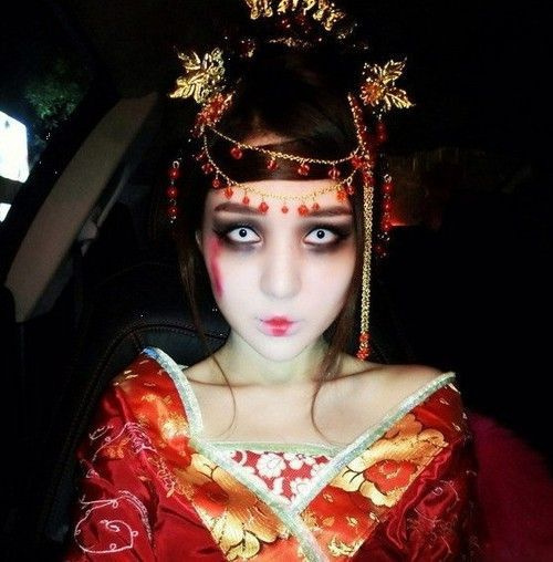郭美美晒"僵尸"妆 相当雷人(图)