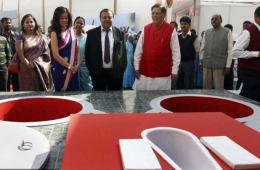 印度为庆世界厕所日 制作500斤重“厕所蛋糕”