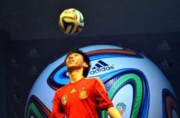 2014巴西世界杯官方用球“布拉祖卡”在香港亮相