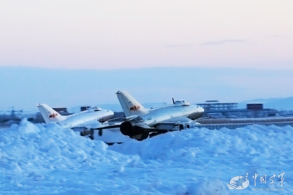 中国空军歼-7上演雪夜搏杀