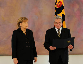 德国总统高克宣读默克尔的总理任命书