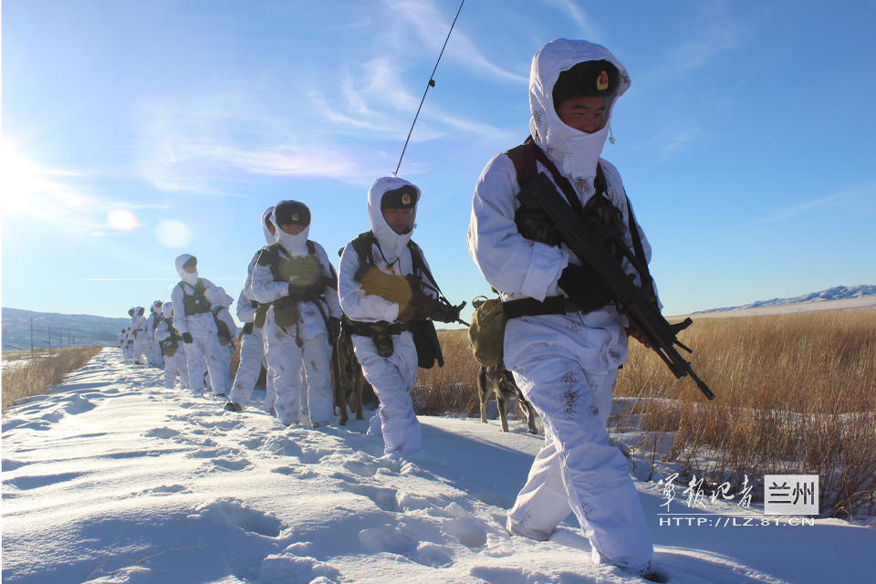 驻新疆解放军部队全副武装巡逻