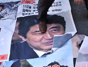 韩国民众在日本大使馆外强烈抗议