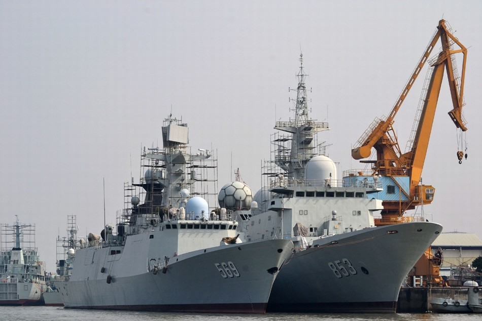 网友拍摄到的054a舰与天王星号电子侦察船并列停靠(网友