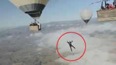 法冒险者借热气球表演空中走钢丝 不慎掉落