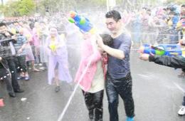 东莞二月二“卖身节” 市民湿身狂欢图片