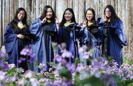 南京高校学子拍合影 提前感受“毕业季”
