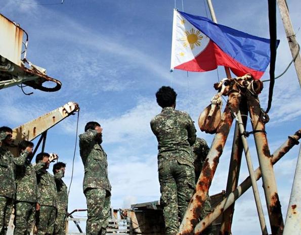 菲律宾士兵仁爱礁升国旗 专家:受"高人"指点_军事_环球网
