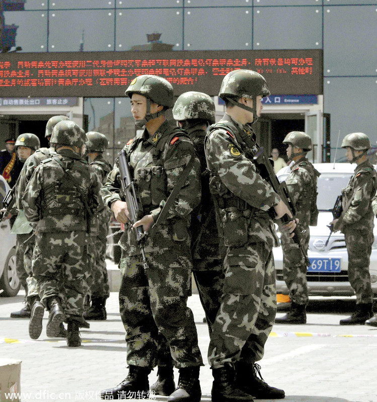 乌鲁木齐火车站武警特警持枪巡逻 安保升级