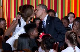 米歇尔出席白宫才艺表演 台上热舞与奥巴马秀恩爱