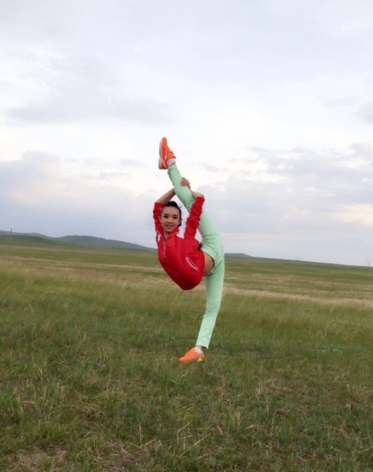 新版一字马女神走红360度旋转惊呆网友