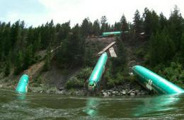美国一货运列车脱轨 致3架波音飞机及19辆汽车坠河