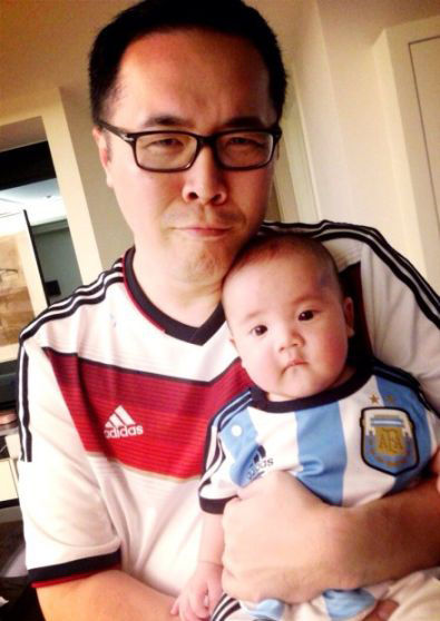 梁静茹丈夫儿子穿球衣观看德阿世界杯决赛