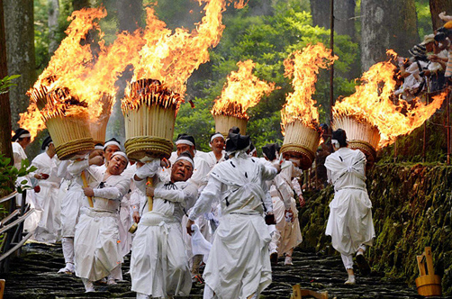 日本"那智火祭"火把狂舞倾倒游客